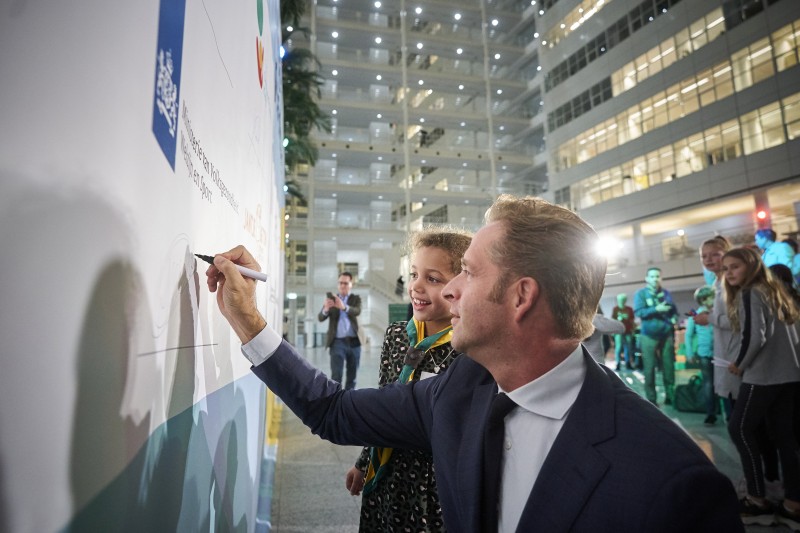 Minister Hugo de Jonge tekent het SamenSpeelAkkoord namens VWS