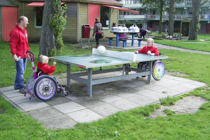 Kinderen spelen in een rolstoel